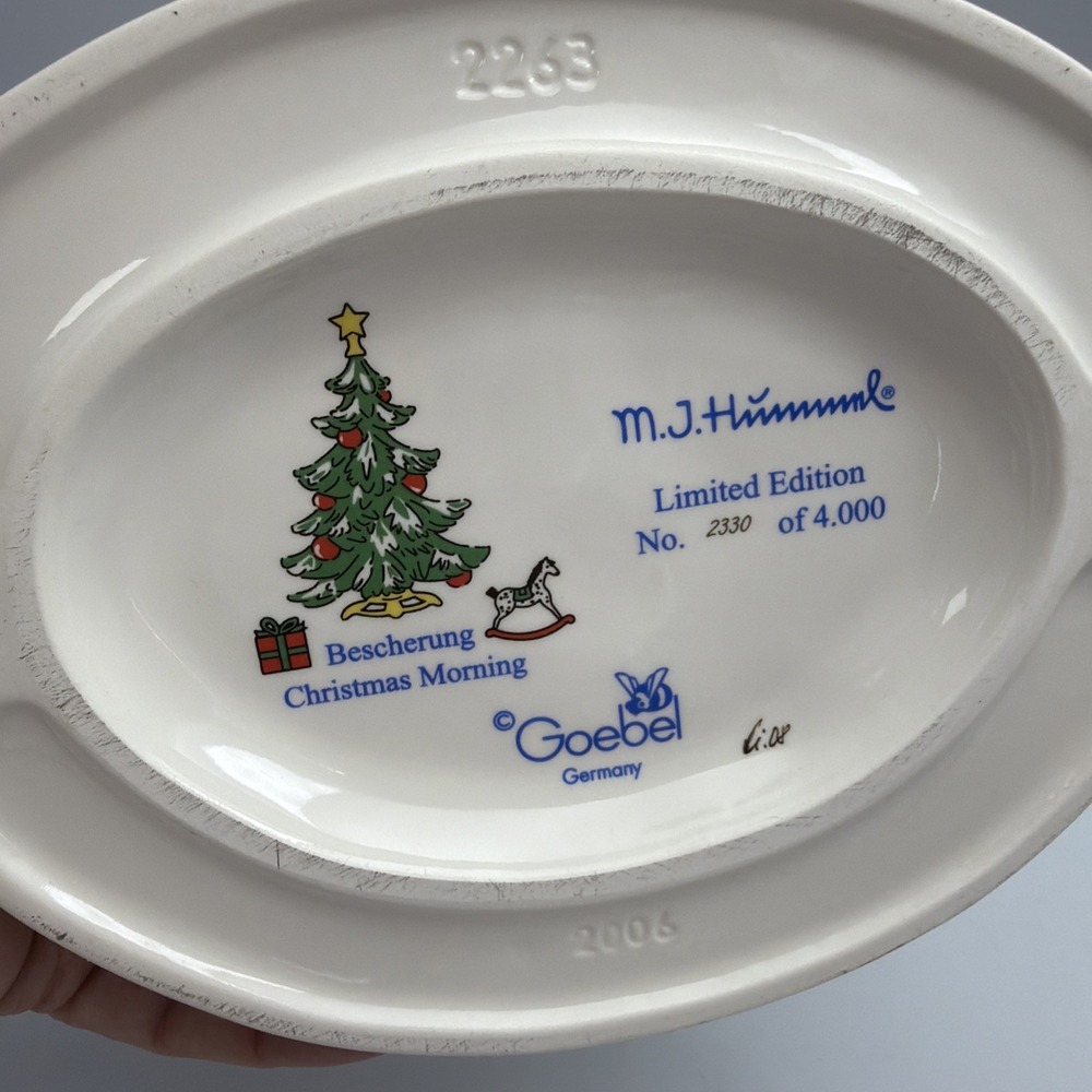 Rare LE HUMMEL 2263 CHRISTMAS MORNING PRESENT FIGURINE 2330 Out Of 4000 - Picture 10 of 11